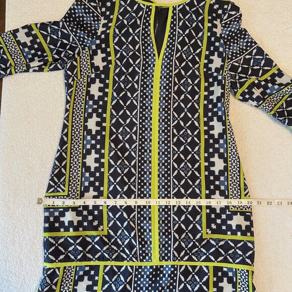 Vince Camuto keyhole geometric print shift dress blue/white/neon yellow-green - Picture 13 of 14